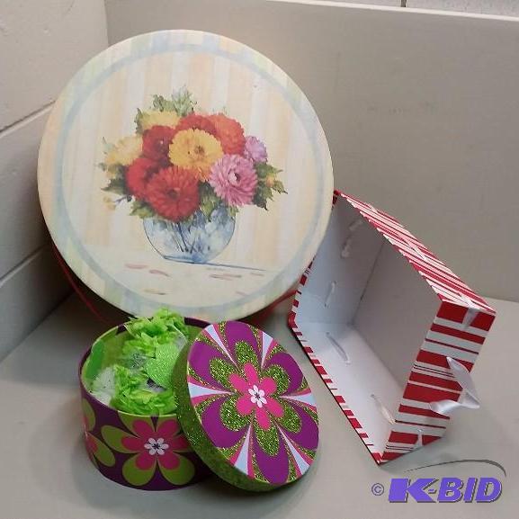 lot 14 image: Cute Lot of Hat Boxes and decorative Tray