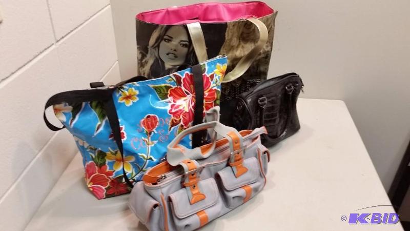 lot 32 image: Lot of Purses and bags.