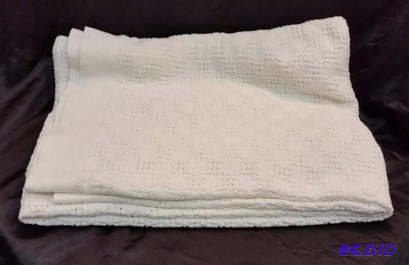 lot 41 image: White Throw Blanket.  No stains.  Washed.  Size 56 x 93