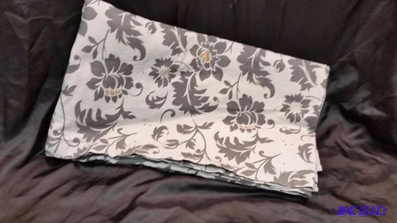 lot 44 image: Fabric material Cotton.  Finished on all sides.  84 x 106