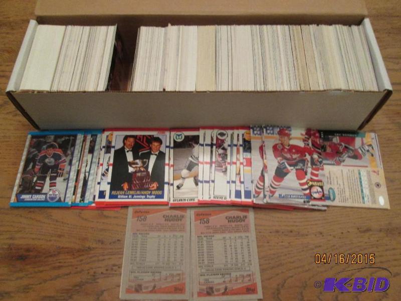 Box of assorted hockey cards...