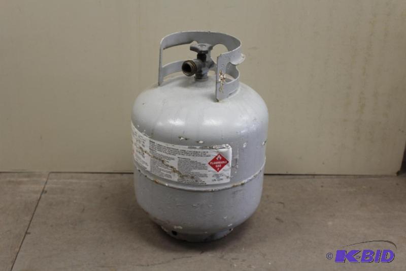 lot 33 image: Pair of Propane Tanks, empty ...