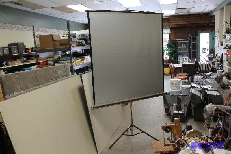 lot 39 image: Projector Screen ...