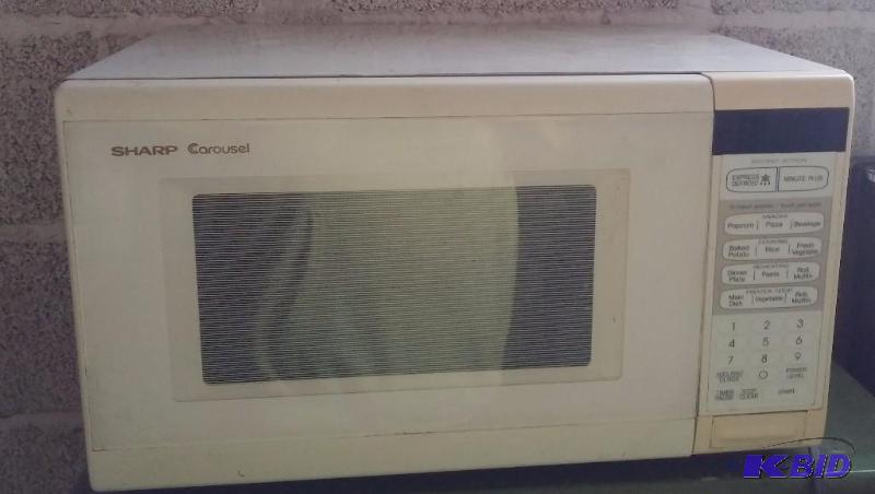 Sharp Carousel Microwave, needs a good cleani...