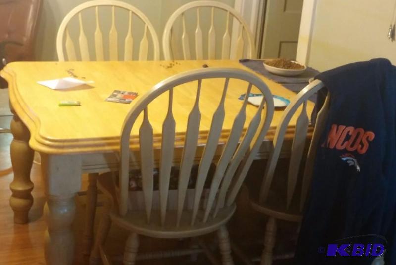 Large Dining Room Table with 4 matching chair...