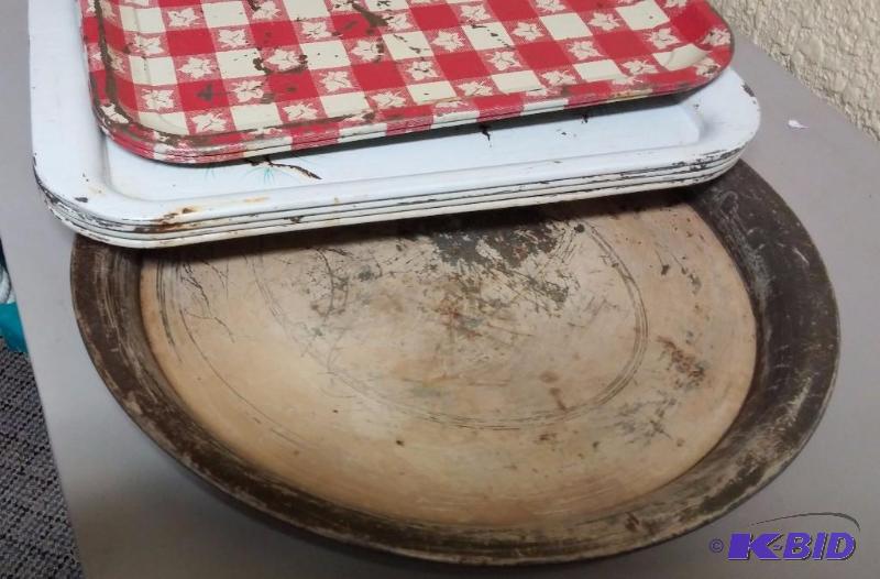 Lot of Vintage Metal Trays...