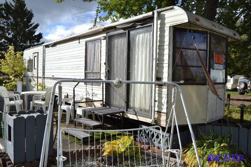 lot 20001 image: 1989 Hy-Line Trailer - with contents & shed
