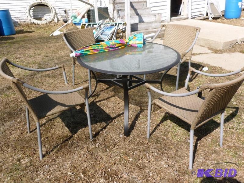 lot 10 image: Six piece patio table set that includes a met...