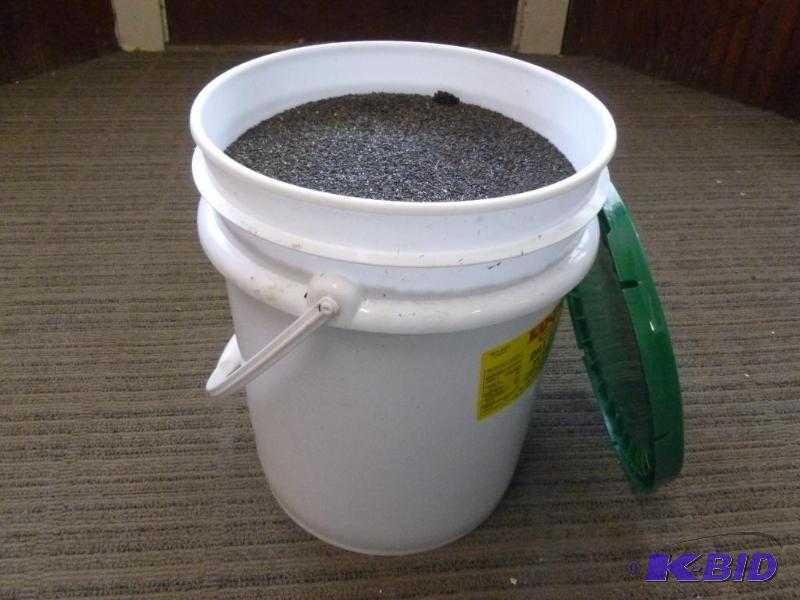 lot 102 image: Large bucket of bird thistle seed, weighs abo...