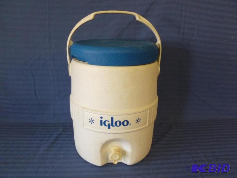 lot 109 image: Igloo 2 gallon water cooler. ...