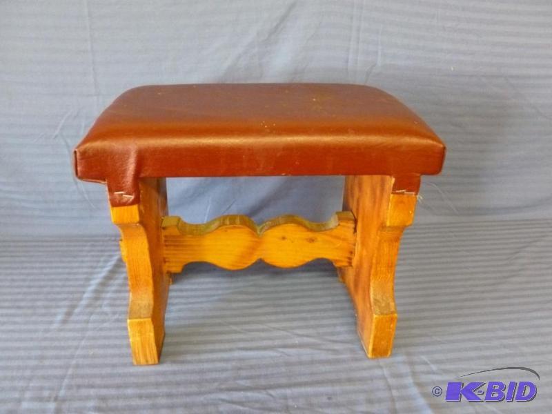 lot 110 image: Heavy duty wooden foot rest with padded top.&...