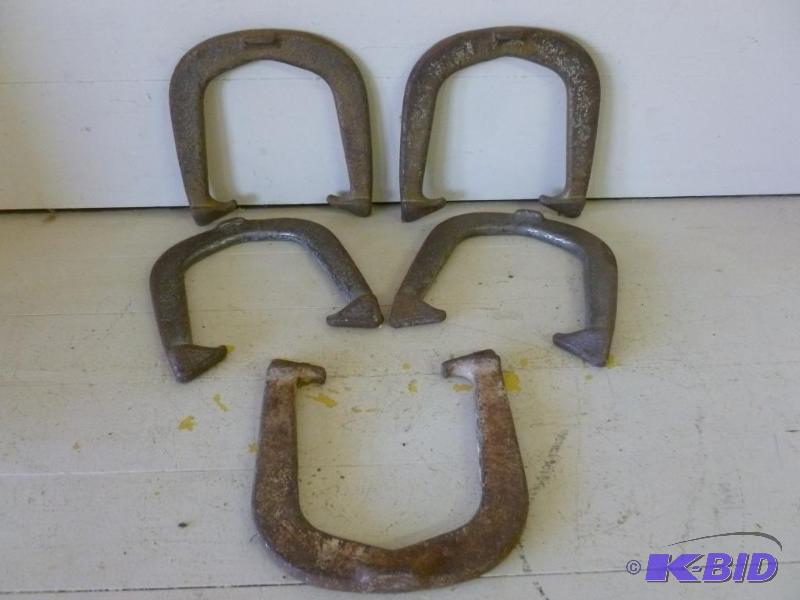 lot 114 image: Lot of five vintage throwing horseshoes, look...