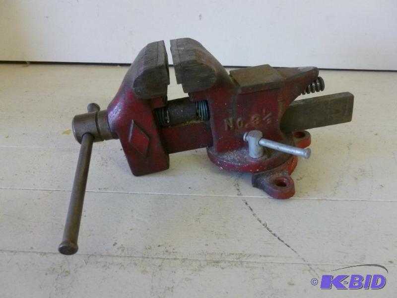 lot 116 image: Ace bench vise no. 3 12, good usable conditi...