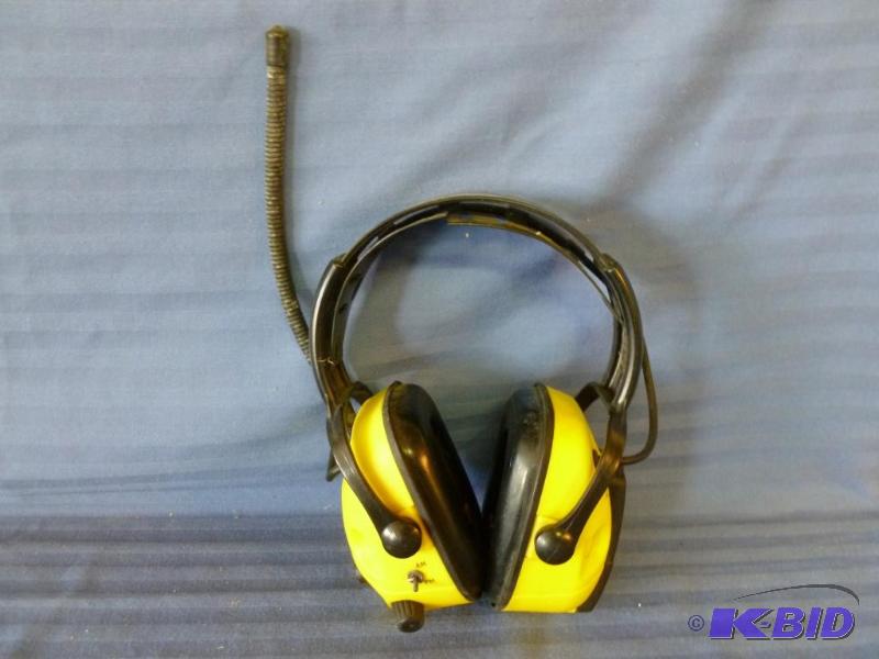 lot 135 image: Stanley amfm headphones, tested and works.&n...