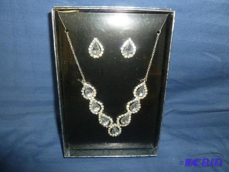 lot 143 image: Beautiful necklace and earring set, new in th...