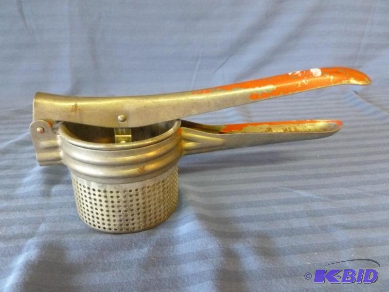 lot 174 image: Vintage Handy Things metal ricer, measures 10...