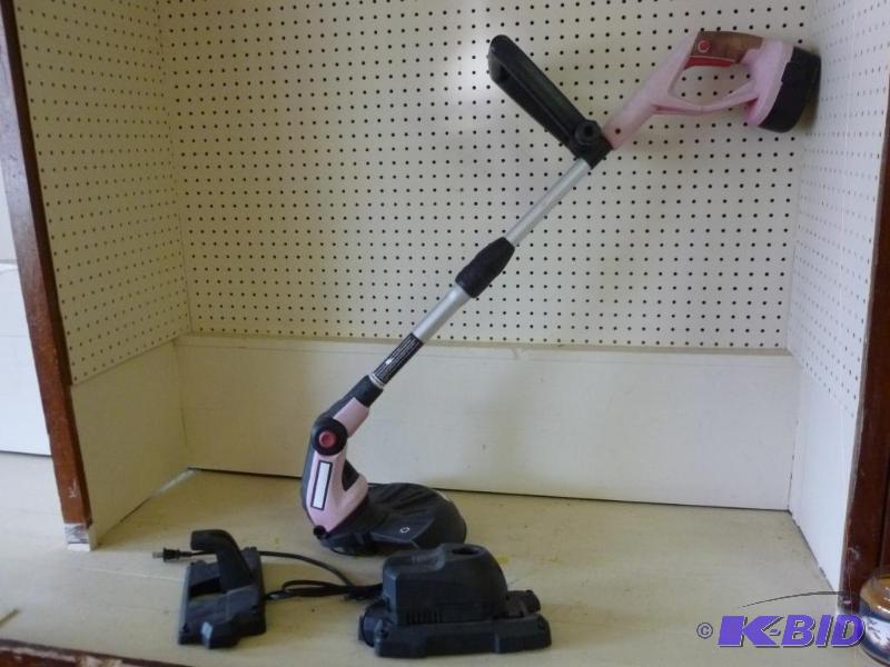 lot 18 image: Weedwacker 12" - 18v trimmer with batter...