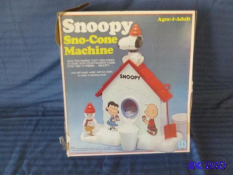 lot 21 image: Collectible 1979 Hasbro Snoopy Sno-Cone Machi...