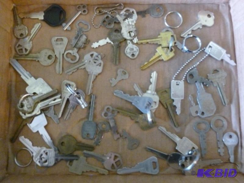 lot 76 image: Large lot of assorted keys. ...