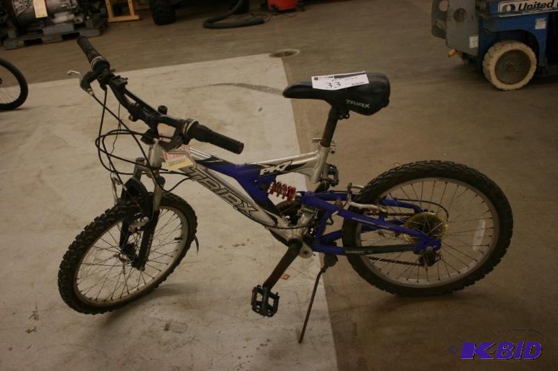 lot 33 image: PK7 Triax Bike 16 Tire 14 Frame.