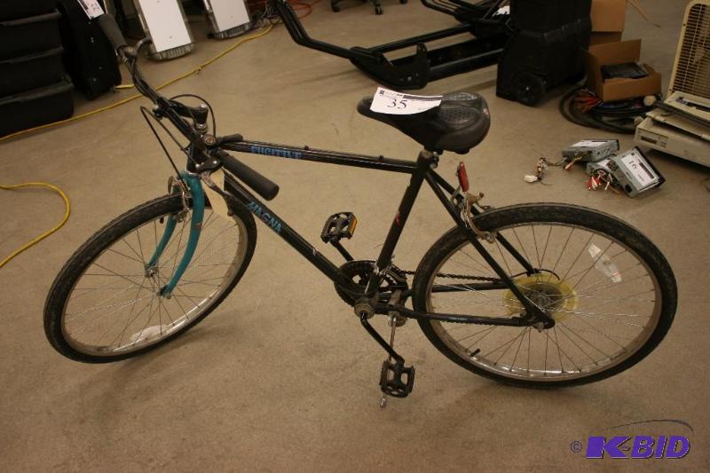 lot 35 image: Magna Fugitive Geared Bike 22 Tire 21 Frame.