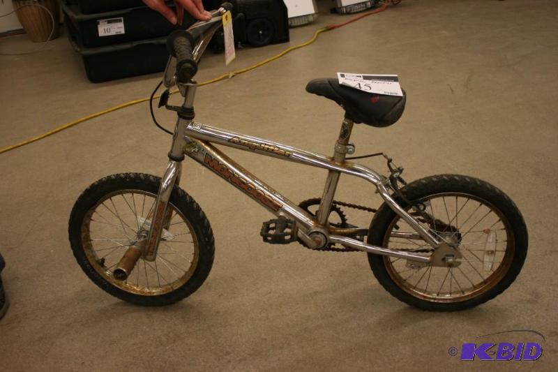 lot 45 image: Mongoose Amplifier Bike wFront Pegs 12 Tire 10 Frame.