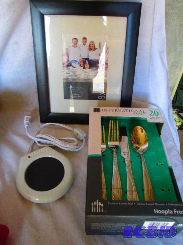 lot 168 image: Lot Of House Ware Items - 8x10 Picture frame ...