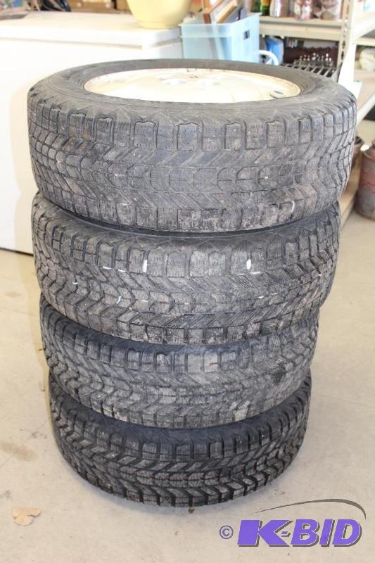 2 P22560R16 and 2 P21560R16 Firestone Tires On Rims