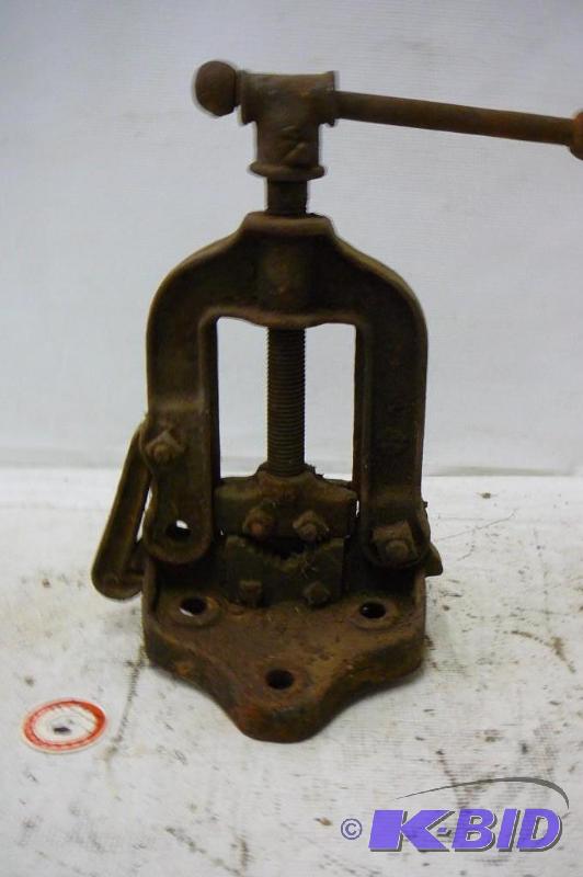 lot 101 image: 13" tall pipe vise...