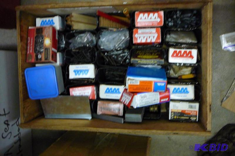 lot 114 image: Lot of Deck Screws...