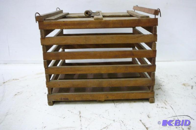 lot 34 image: Vintage bird carring box 13 x 13 x11...
