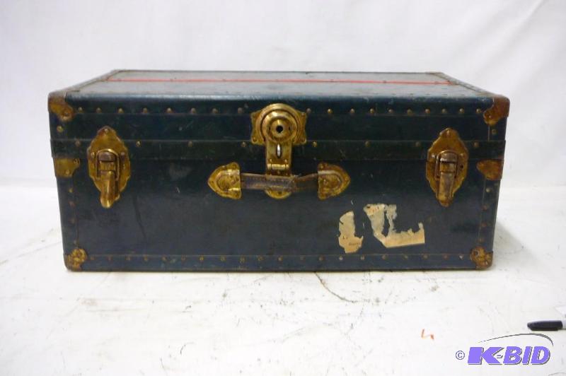 lot 35 image: Vintage trunk 31" w x 17" d x 13&qu...