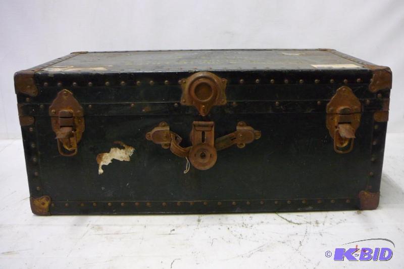 lot 36 image: Vintage Trunk 31" w x 17" d x 13&qu...