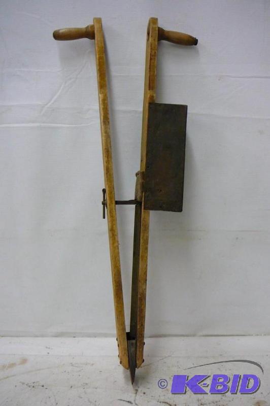 lot 38 image: Vintage Corn Planter &quotThe Triumph"...