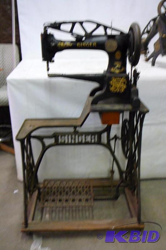 lot 41 image: Vintage singer modle 29-4 on stand Modle 29-4...
