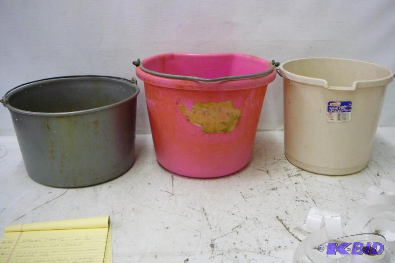 lot 68 image: Plastic Baskets 3 Count...