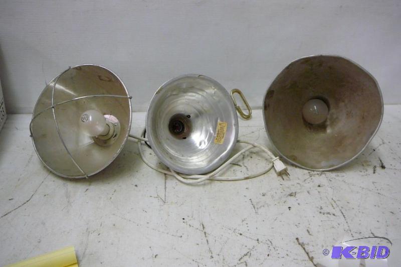 lot 69 image: Clip on Lights & Roll of wire 15"...
