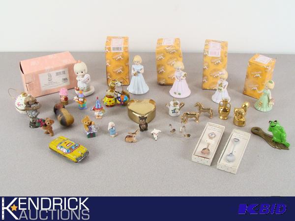 lot 23 image: Lot of Figurines