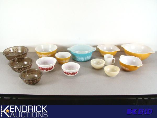 lot 27 image: Lot of 13 Vintage Fire King, Pyrex, and Anchor Hocking Dishes
