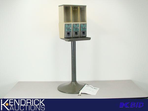lot 33 image: Working Vendstar 3000 Candy Machine with Keys