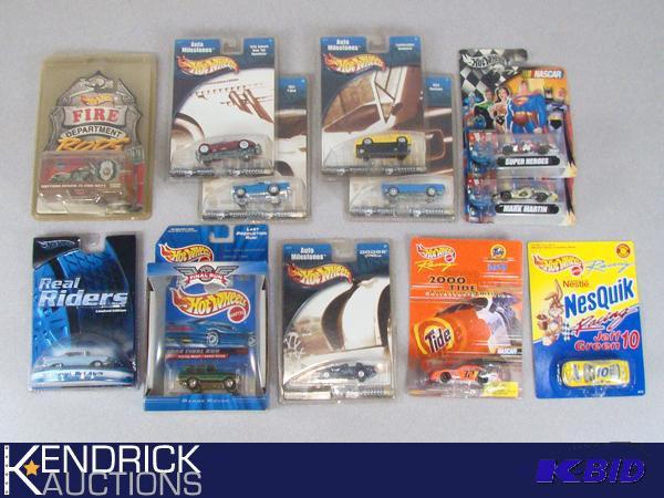 lot 65 image: 12 Vintage MINT ON CARD Hot Wheels Specialty, and Racing Cars
