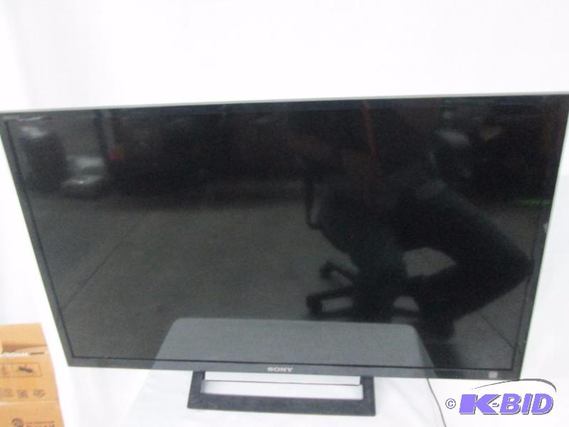 lot 24 image: Sony 32 720P LED TV