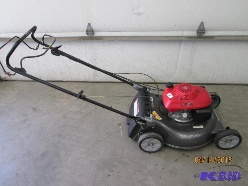 lot 12 image: Honda Harmony I HRR-216 Self-Propelled Lawn M...