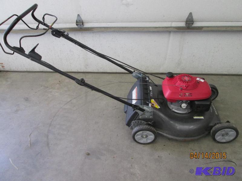 lot 6 image: Toro 3-Speed Self-Propelled Lawn Mower, Runs ...