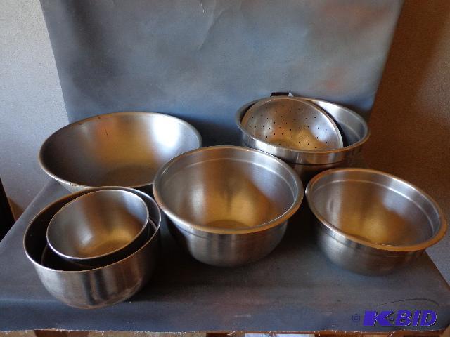 lot 123 image: 6 Mixing Bowls and Strainer   All sizes ...
