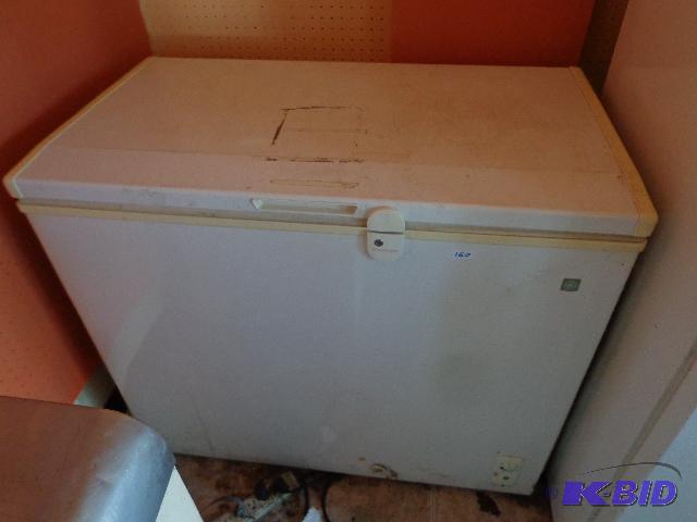 lot 160 image: GE Deep freezer    No shelves  21 x 38 x...