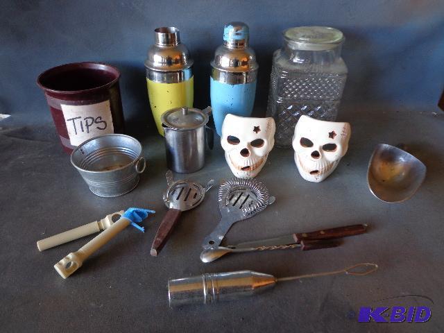 lot 179 image: Box of Assorted kitchen Items   cookie jar  d...