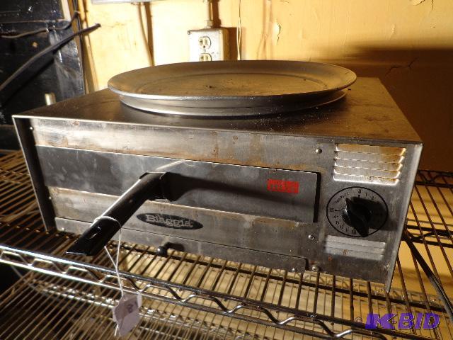 lot 18 image: Braggia&nbspPizza Maker   Has timer  Has 2 p...