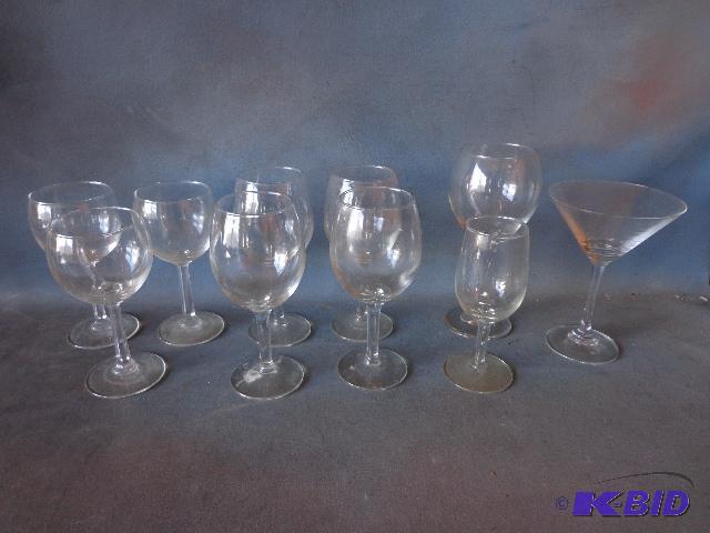lot 187 image: Wine Glasses and a Martini&nbspGlass   9 win...