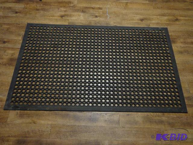 lot 231 image: Ergonomic Rubber Mat   36 x 61.5   12 t...